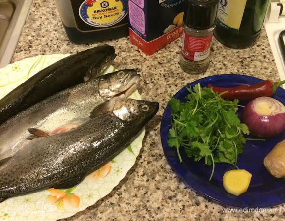 Духовку нагреть до 200°С. Рыбу вымыть и обсушить бумажным полотенцем.