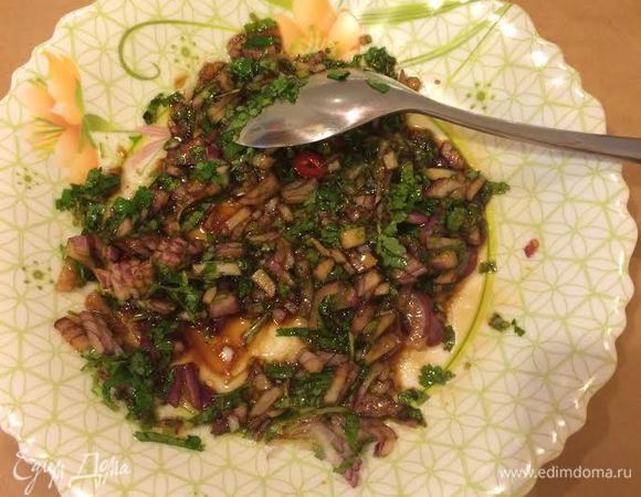 Лук, кинзу, чили мелко нарезать. Имбирь натереть на мелкой терке. В миске смешать: имбирь, лук, кинзу, соевый соус и оливковое масло.