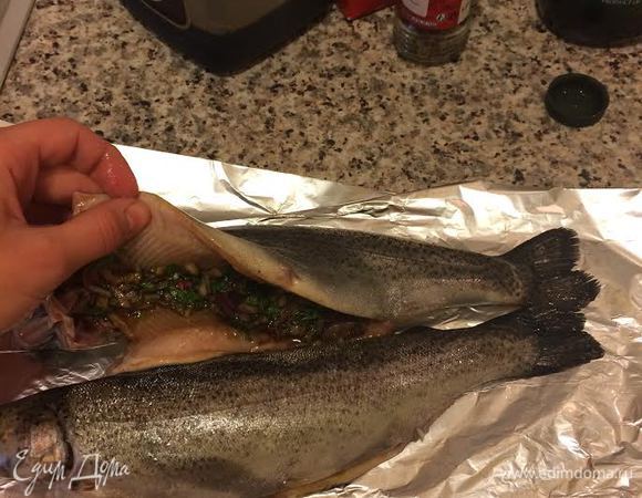 Наполнить брюшко форели начинкой.