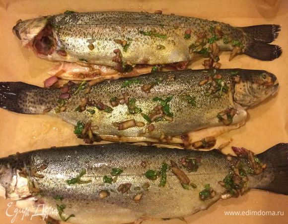 Переложить на противень. Сверху смазать оставшейся начинкой и слегка посыпать морской солью.