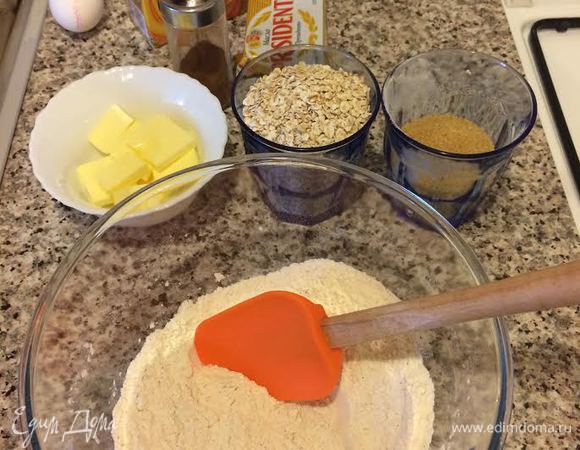 Духовку нагреть до 180°С. В миску просеять муку, соль, разрыхлитель, соду, корицу и перемешать.