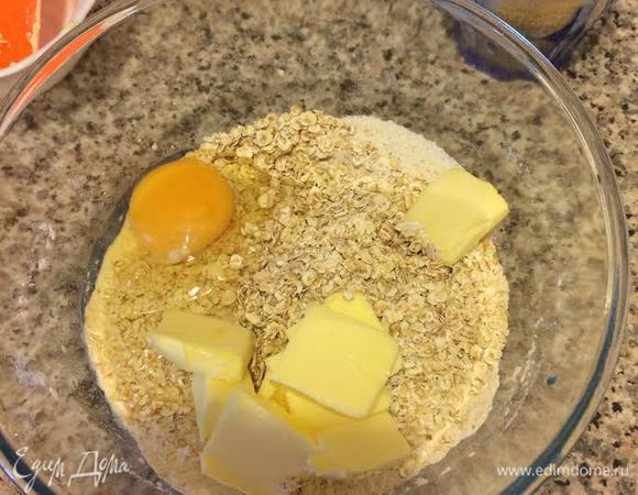 Добавить овсяные хлопья, масло (комнатной температуры), 1 яйцо и перемешать. (Все зависит от размера яиц, иногда мне нужно два, а иногда одно).