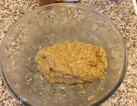 Добавить сахар, перемешать и замесить тесто.