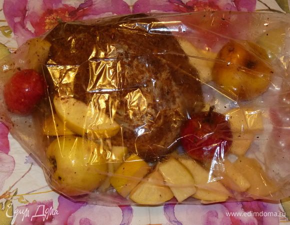 Айву нарезать брусочками. Сложить мясо, яблоки и айву в пакет для запекания.