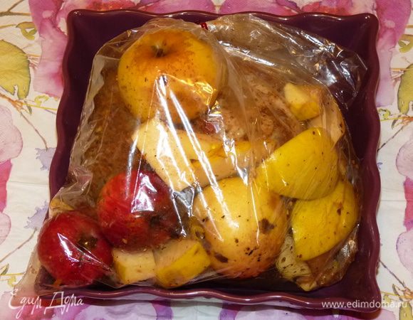 Запекать при температуре 170°С 1 час. Аккуратно разорвать пакет, сочное ароматное мясо готово. Вкусно и в горячем и в холодном виде.