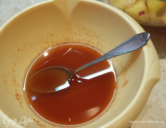 Смешать все ингредиенты для заправки. Смешать картофель с оливками. Лук слить и добавить к салату. Залить все заправкой. Хорошо перемешать и поставить в холодильник на 1 час, чтобы салат настоялся.
Приятного аппетита!