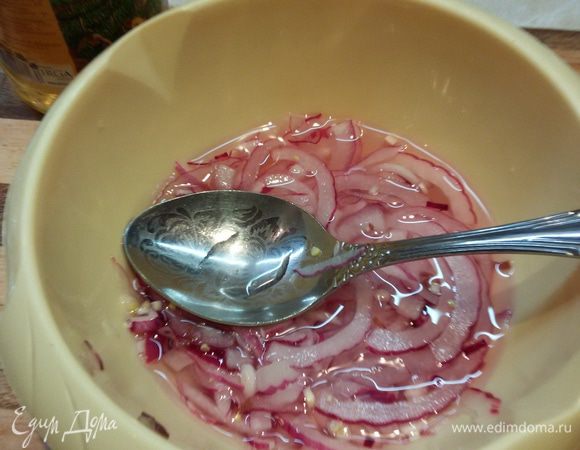 Картофель очистить и сварить.
Лук нарезать тоненькими полукольцами. Сложить его в миску и залить маринадом. Оставить мариноваться минут на 20.