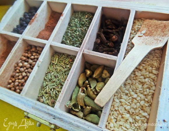 Берем из сундучка от Ю. Высоцкой корицу и мускатный орех.