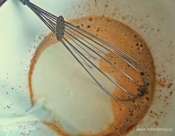 Влить кефир.