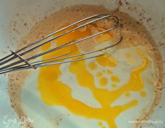 Растопленное в чашке в СВЧ масло. 