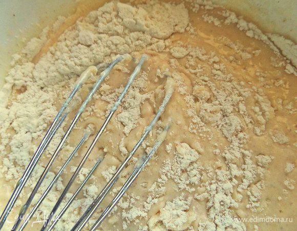 Всыпать просеянную муку (около 100 г) с разрыхлителем (без горки) и снова взбить. Может понадобиться на ложку меньше/больше муки, все зависит от густоты кефира.