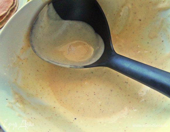 Тесто среднее между блинным и для оладушек. 