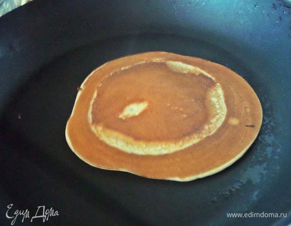 Накалить чистую, сухую сковороду, капнуть в центр растительное масло и быстро растереть салфеткой. Потом проделывать это по необходимости. Или достаточно только перед первым блинком. Наливать тесто поварешкой в центр сковороды.