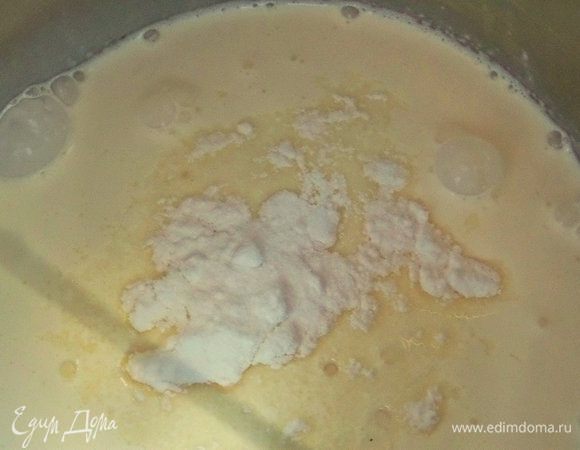 В сливки всыпать сахарную пудру, немного.