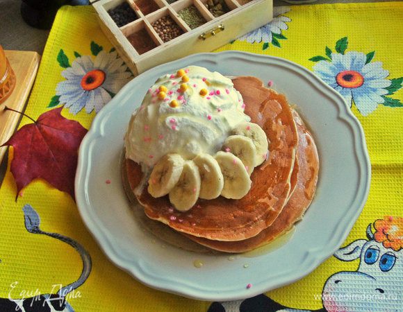 Сливки выложить шапочкой сверху на стопку блинов.