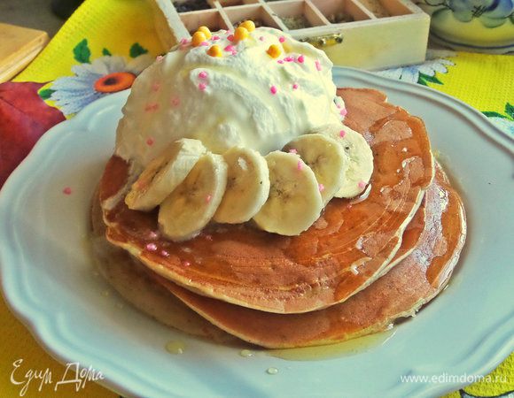 Украсить дольками банана, цветным сахаром. Полить жидким медом.