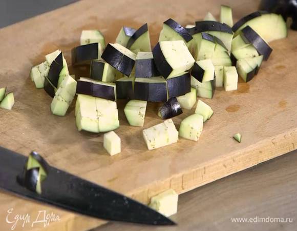 Баклажан нарезать небольшими кубиками.