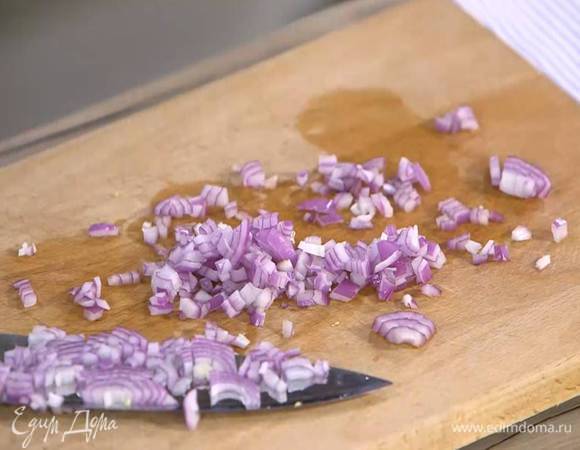 Красный лук почистить и мелко порубить.