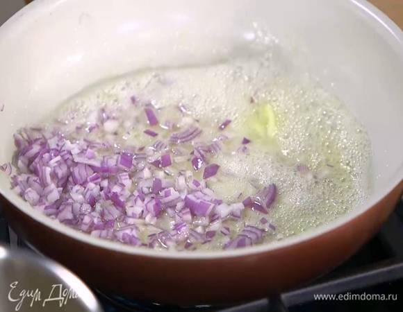 Разогреть в сковороде оставшееся оливковое и сливочное масло и обжарить лук.