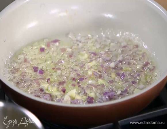 Чеснок почистить, мелко порезать, добавить к луку и все обжарить.