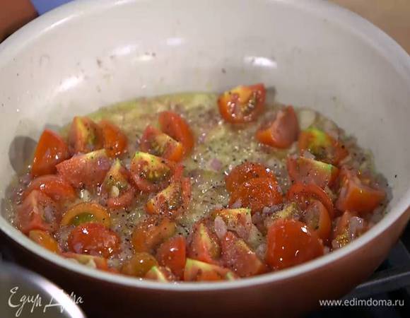 Черри разрезать на 4 части, добавить в сковороду с луком и чесноком, посолить, поперчить, всыпать сахарную пудру и все немного обжарить, так чтобы помидоры были не совсем мягкими, а слегка хрустели.