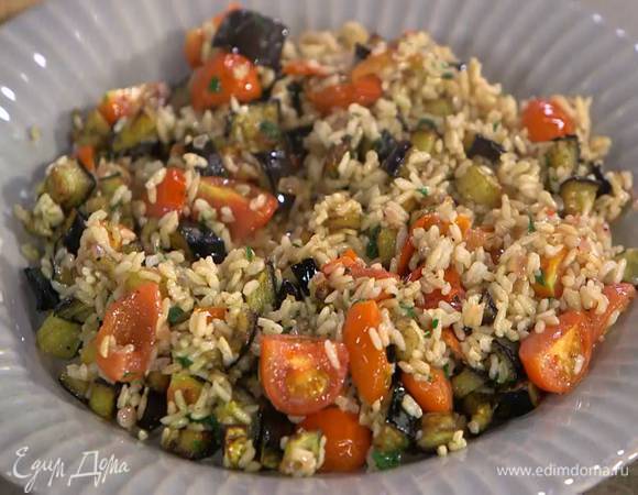 Добавить запеченные баклажаны и еще раз все перемешать.