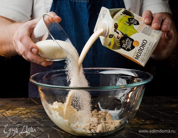 Начинаем готовить тесто. В теплом топленом молоке ТМ «Углече Поле» разведите дрожжи и добавьте 3 ст. л. сахара. Оставить, чтобы масса подошла.