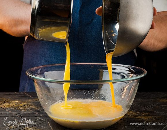 Добавить в дрожжевую массу растопленное сливочное масло и желтки (предварительно немного взбить).