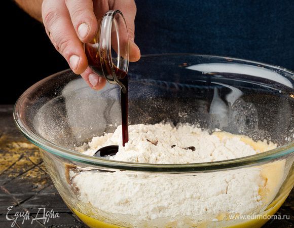 Добавить муку и ванильный сироп.