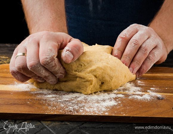 Замешиваем тесто. Чтобы оно поднялось, перекладываем его в чашу и накрываем пленкой, оставляем в теплом месте.
