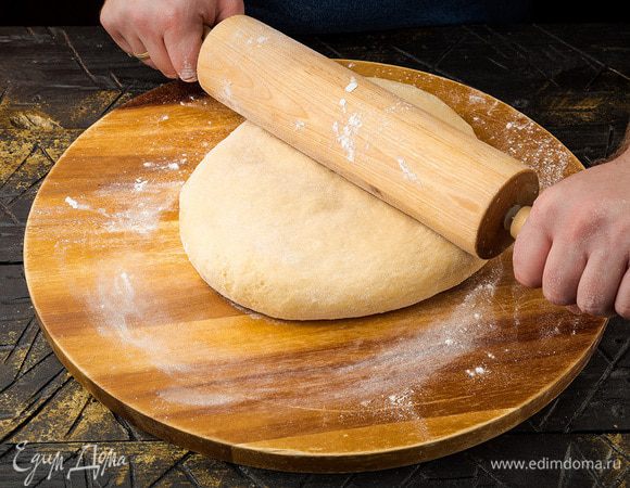 Раскатываем тесто в пласт толщиной 5 мм, посыпаем корицей, сворачиваем рулетом.