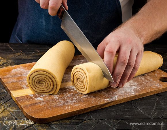 Рулет разрезаем на равные части, примерно по 4 см.