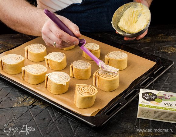 Выкладываем получившиеся рулетики на противень, смазываем каждый сливочным маслом и выпекаем при 170°С 1 час. 