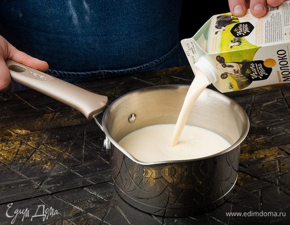 Топленое молоко ТМ «Углече Поле» довести до кипения, добавить ванильный сироп.