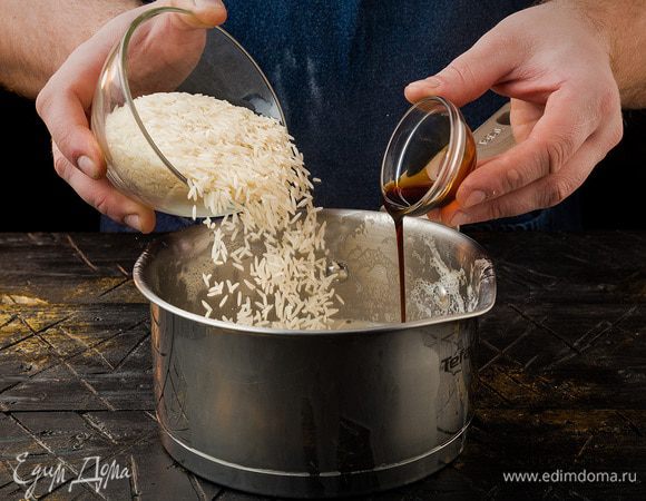 Предварительно рис вымачиваем в воде 20 минут, после чего промываем и засыпаем в кастрюлю с молоком.