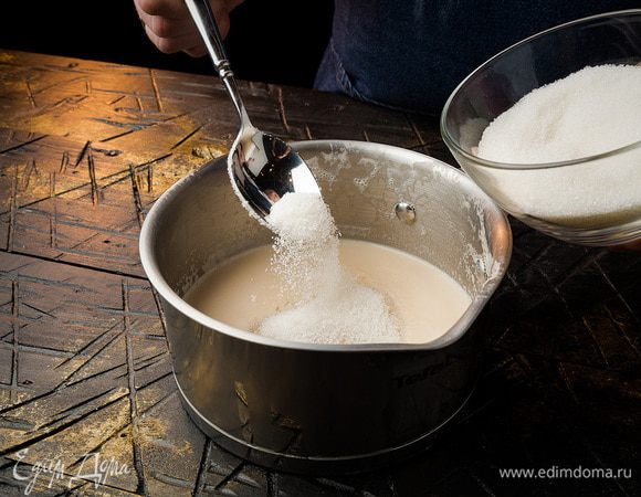 Когда каша закипит, уменьшить огонь. Варить 20 минут, помешивая. Добавляем сахар и щепотку соли.
