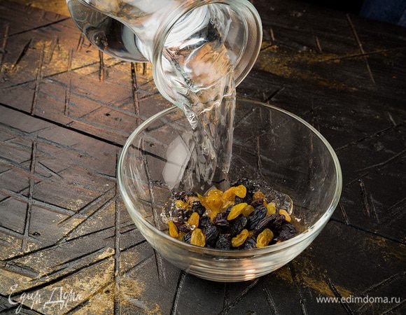 Изюм замочить в теплой воде на 20 минут. 