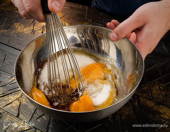 Куриные яйца взбить с сахаром и ванильным сиропом. 