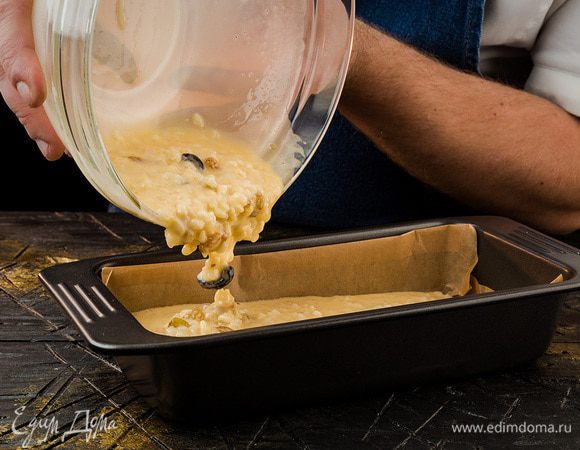 Форму выстилаем пергаментом, после чего получившуюся массу перекладываем в форму. Предварительно разогрейте духовку и выпекайте блюдо при 180°С 45 минут. 
