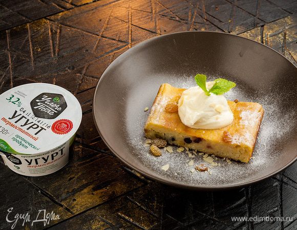 Готовую запеканку смажьте сливочным маслом ТМ «Углече Поле».