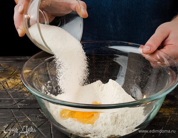 Муку соединить с яйцом, солью , 1 ст. ложкой сахара. 