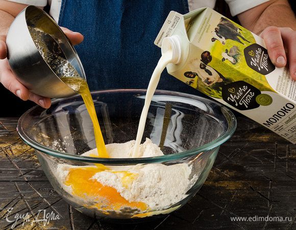 Влить растопленное сливочное масло и молоко ТМ «Углече Поле».