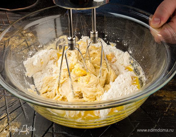 Массу взбить. Дать тесту отдохнуть 10 минут.