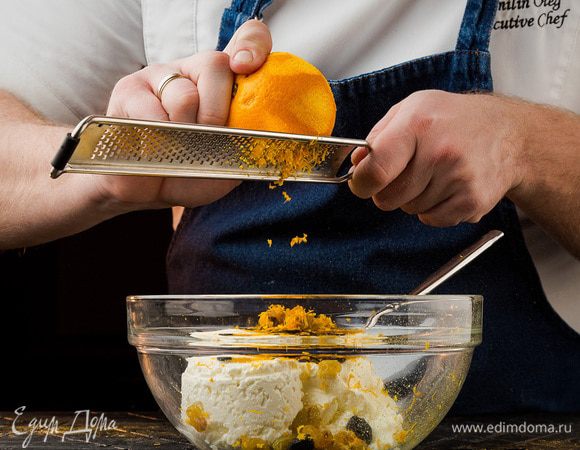Цедру апельсина натереть на мелкой терке. Добавить к творогу, все перемешать.