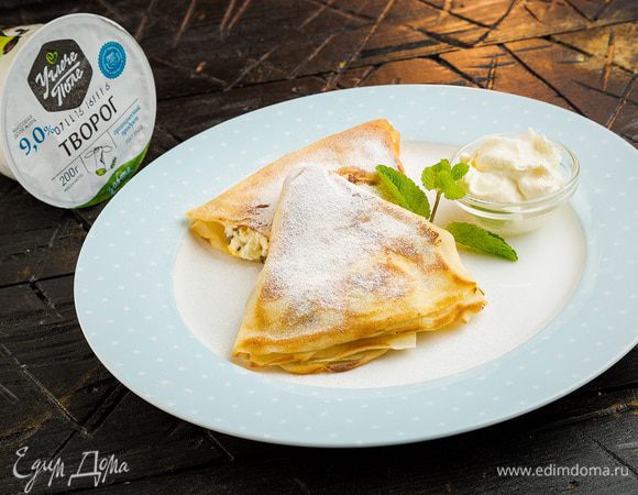 Измельчить немного сахара в пудру. Перед подачей посыпать блинчики сахарной пудрой и украсить листьями мяты.