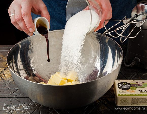 Размягчить сливочное масло и растереть его с сахаром и ванильным сиропом. 