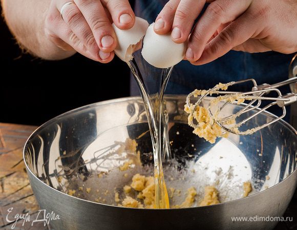 Добавить яйца по одному.