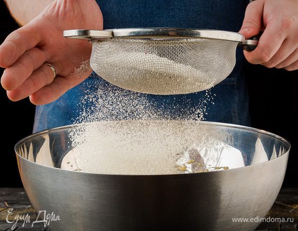 Муку просеять с разрыхлителем и хорошо перемешать всю массу.
