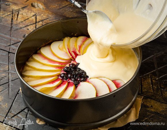 Заливку выливаем на пирог и выпекаем его еще 35 минут.