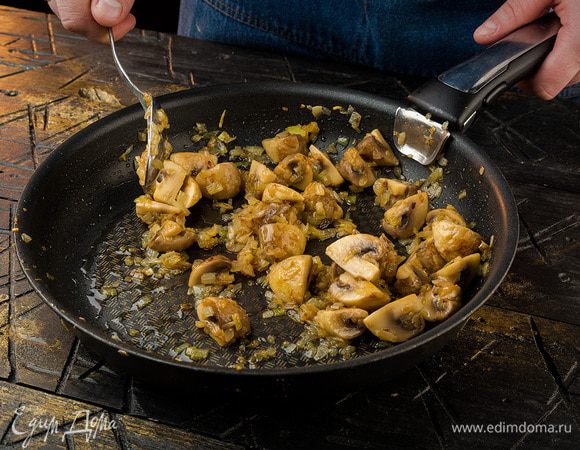 Лук мелко нарезать, обжарить, приправить чесноком, солью и перцем. Добавить грибы и обжарить до готовности.